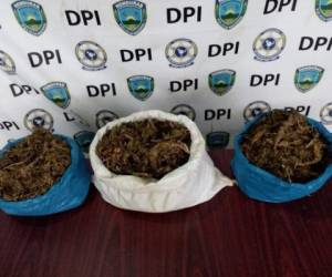 Una 25 libras de marihuana habrían en las bolsas encontradas.