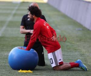 Salah realizó este miércoles una serie de ejercicios de calentamiento con sus compañeros, pero los oficiales del equipo egipcio apenas despejaron dudas.