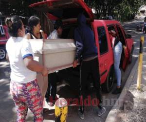 Los familiares retiraron el cadáver de la morgue capitalina la tarde de este sábado. Foto: Estalin Irías/EL HERALDO.