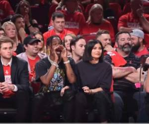 Travis y Kylie durante un partido de baloncesto. Otra salida en la que la pareja se deja ver junta.