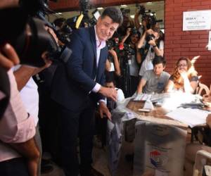 El candidato presidencial Efrain Alegre se prepara para ejercer el sufragio. Foto: AFP