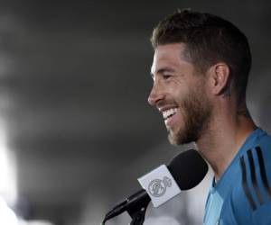 El capitán Sergio Ramos del Real Madrid sonrie en una conferencia de prensa. Foto:AFP