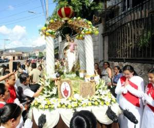 Monaguillos, y la feligresía en general llevaron imágenes de Santas que pertenecieron a la rogen de las Carmelitas Foto:Jimmy Argueta/ El Heraldo