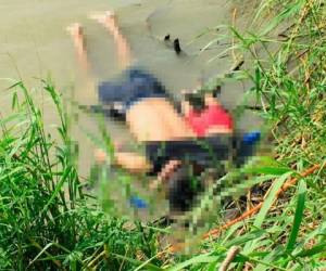 Los cuerpos de los dos migrantes quedaron a la orilla del río Bravo. Foto: Agencia AP