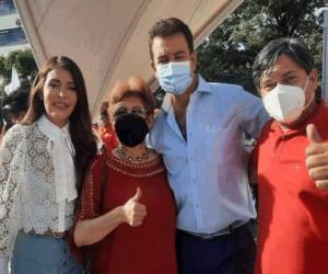 Wilfredo Méndez y María Luisa Borjas junto a Salvador Nasralla y su esposa Iroshka Lindaly Elvir en el lanzamiento de campaña. Foto: Cortesía.