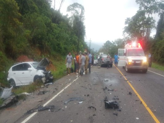 El Cuerpo de Bomberos de Honduras llegó a la zona para auxiliar a los heridos.