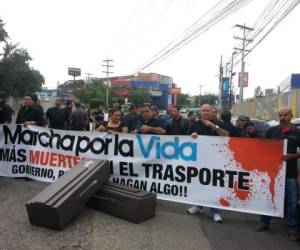 La 'Marcha por la vida' comenzó en la colonia El Prado. Los protestantes exigen un alto a las muertes y hechos delictivos en las unidades del transporte.
