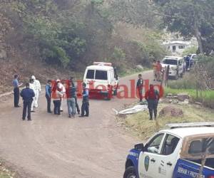 Los cuerpos de las dos víctimas fueron abandonados en un sector solitario de la comunidad de Guasculile, Francisco Morazán. (Fotos: Estalin Irías / EL HERALDO)