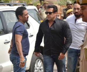 El actor indio de Bollywood Salman Khan llega a un tribunal para escuchar el veredicto en el largo caso de caza furtiva. Foto AFP
