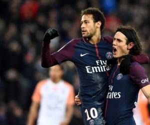 El delantero brasileño del Paris Saint-Germain Neymar (L) es felicitado por el delantero uruguayo Edinson Cavani. Foto: AFP