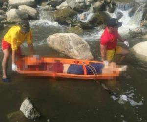 La mujer, quien portaba un pantalón color azul y una camisa roja rayada, fue encontrada cerca de la colonia La Concepción. Foto: Bomberos