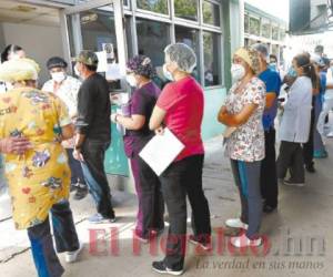 Fila de médicos y enfermeras del Hospital Escuela (HE) esperando su turno para que les apliquen la primera dosis de la vacuna de AstraZeneca. Foto: Álex Pérez/Emilio Flores/El Heraldo