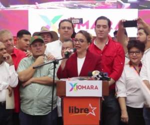Xiomara Castro oficializó el sábado su precandidatura presidencial respaldada por cinco corrientes del partido Libertad y Refundación (Libre).