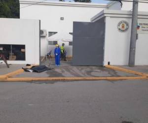 El hombre murió en el portón del centro asistencial.