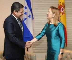 Presidente Juan Orlando Hernández y la presidenta del Congreso de Diputados de España, Ana Pastor.