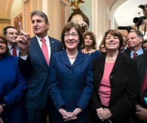 Los senadores celebran tras haber terminado con el 'shutdown'. Foto: AP