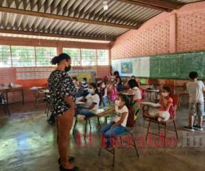 Los centros educativos aprobados para clases semipresenciales cumplen con los servicios básicos y el espacio suficiente. Foto: El Heraldo