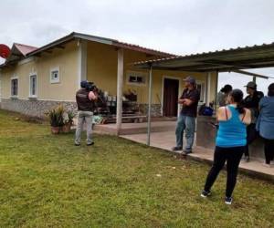 Familiares llegaron hasta la casa de don José Ángel García Castro.