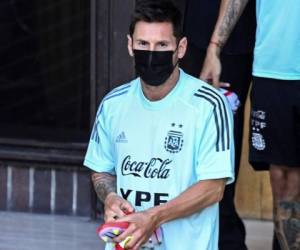 El delantero argentino Lionel Messi observa a una multitud de fanáticos gritar su nombre mientras camina hacia el autobús para ir a una sesión de entrenamiento en Caracas. Foto:AFP