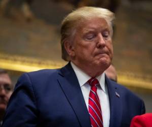 El presidente Donald Trump hace una pausa durante un evento sobre los precios de la atención médica en la sala Roosevelt de la Casa Blanca, el viernes 15 de noviembre de 2019, en Washington.