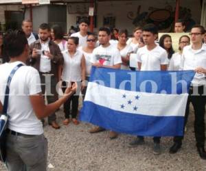 Portando el pabellón nacional y con las ganas de estudiar, el grupo de jóvenes asistió a la convocatoria para pedir el cese al conflicto en la UNAH, fotos: Emilio Flores/El Heraldo.