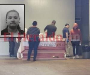 El cuerpo sin vida de Jissely Kevileth Romero Quiroz, de 28 años de edad, fue retirado este martes por sus familiares. Foto: Estalin Irías/EL HERALDO.