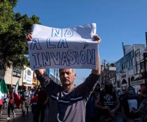 Habitantes de Tijuana piden que saquen a los migrantes de la caravana que intentan cruzar la frontrera entre México y Estados Unidos. Foto: AFP