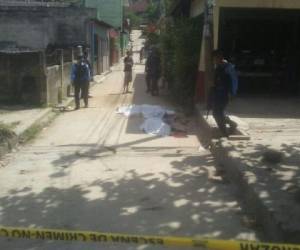 Los cuerpos de las víctimas quedaron tirados en la calle principal de la colonia.