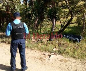 En la orilla de la calle de tierra estaba el cuerpo embolsado.