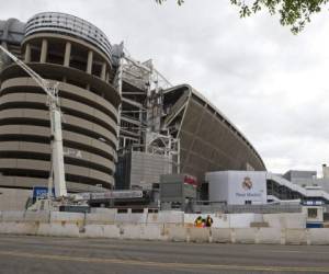 Obreros trabajan en el estadio Santiago Bernabéu del Real Madrid. Foto: AP.