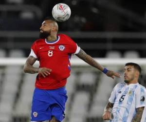 Arturo Vidal, de la selección de Chile, peina un balón frente a Leandro Paredes, de Argentina, en un partido de la Copa América realizado el lunes 14 de junio de 2021 en Río de Janeiro (AP Foto/Silvia Izquierdo)