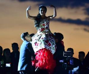 La quinceañera Rubí Ibarra subió al escenario y protagonizó un vals digno de BroadWay. Fotos AFP.
