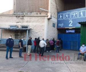 En un ambiente electoral rodeado de incertidumbre, algunos capitalinos acudieron a los centros de votación para ser los primeros en votar. Foto: El Heraldo