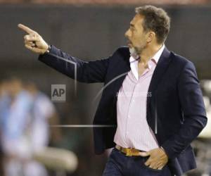 Matosas, de 51 años, venía de dirección a Cerro Porteño de Paraguay y Estudiantes de Argentina antes de aceptar conducir una selección nacional por primera vez en su carrera. Foto: AP