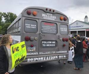 'Autobús de la Deportación' que un candidato a la nominación republicana para gobernador de Georgia usa en su campaña. 'Peligro', dice un cartel. 'Asesinos, violadores, secuestradores, pedófilos y otros delincuentes a bordo - Síganme a México'.
