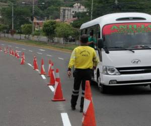 Estos trabajos de marcación de las vías de la capital se ejecutan los domingos y en las noches para evitar el congestionamiento. Foto: Alejandro Amador/El Heraldo.