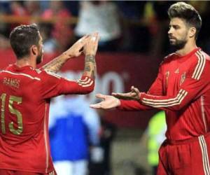 Sergio Ramos y Gerard Piqué son rivales de equipo, pero compañeros en la selección de España (Foto: Internet)