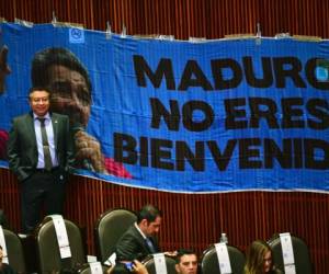 Vista de un cartel colgado por diputados mexicanos del Partido Acción Nacional (PAN) que dice 'Maduro, no eres bienvenido' en el Congreso de la Unión, en la Ciudad de México. Foto AFP