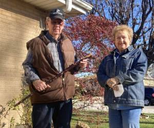 Dan Donovan, junto a su esposa Barbara, sostiene el bastón con el que expulsó a varios ladrones de su casa en Niles, Illinois, EEUU. Donovan, un ex marine de 81 años, utilizó el bastón de su abuelo para espantar a los ladrones, a uno de los cuales golpeó en la cabeza. Foto: AP