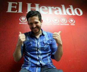 El artista hondureños posó para EL HERALDO en su visita a la sala de redacción. Foto: David Romero Maradiaga / EL HERALDO.