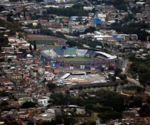 Honduras cuenta en la actualidad con dos estadios en relativas condiciones para organizar partidos clase A y clase B. El Nacional en Tegucigalpa, a falta de muchas mejoras es uno de ellos. Foto: El Heraldo.
