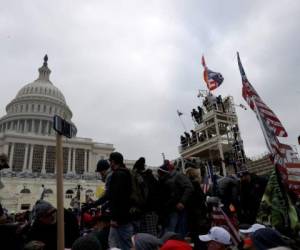 Los manifestantes pro-Trump ingresaron al edificio del Capitolio de los Estados Unidos después de manifestaciones masivas en la capital de la nación durante una sesión conjunta del Congreso para ratificar la victoria del Colegio Electoral 306-232 del presidente electo Joe Biden sobre el presidente Donald Trump. Foto: AFP