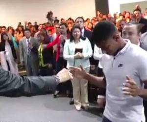 Anthony Choco Lozano en la iglesia mientras escucha la profecía del pastor sobre su futuro. (Foto: Captura)