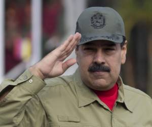 El presidente venezolano, Nicolás Maduro, saluda al llegar al desfile militar para conmemorar el 16 ° aniversario del regreso del presidente Hugo Chávez al poder después de un golpe fallido en 2002, en Caracas, Venezuela.