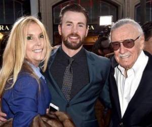 Joan Celia Lee, Chris Evans y el fallecido productor Stan Lee. Foto: Cortesía El Heraldo Tabasco.