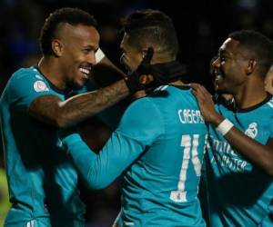 El defensa brasileño del Real Madrid, Eder Militao (L), celebra con sus compañeros después de marcar el primer gol de su equipo durante el partido de fútbol de la Copa del Rey de España entre el Alcoyano y el Real Madrid CF en el estadio El Collao de Alcoy.