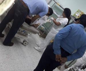 Momento en que uno de los lesionados por la explosión era atendido en el Hospital de San Lorenzo.