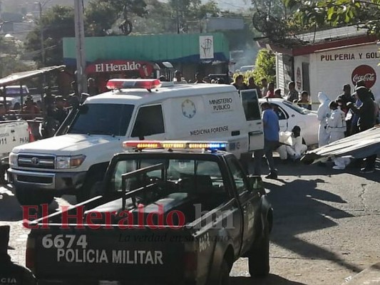 El vidrio trasero del carro fue destruido a punta de disparos.