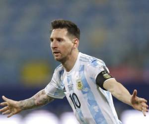 Lionel Messi, de la selección de Argentina, festeja tras marcar el tercer tanto ante Ecuador en un duelo de cuartos de final de la Copa América, realizado el sábado 3 de julio de 2021 en Goiania, Brasil. Foto:AP