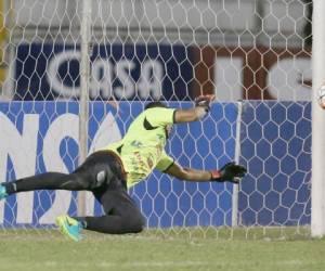 Con Carlo Costly fuera de foco, las manos de José Calderón evitan el cuarto gol de los Leones y el cuarto penal errado...